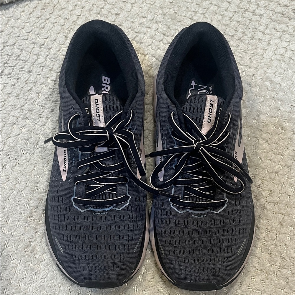 Brooks Women's Ghost 13 running sneakers. Size 9 Medium. Grey/Pink